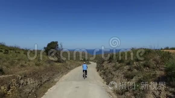 从自行车骑行到海滩的空中旅行视频