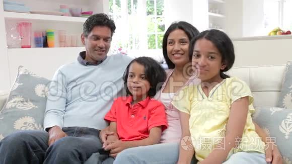 印度家庭一起坐沙发看电视视频