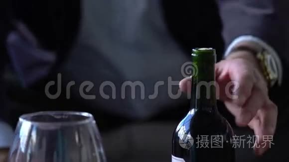 老人试图打开一瓶酒视频