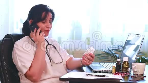 医生在电话里和病人谈论医学