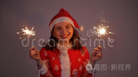 年轻的圣诞老人，身穿红色圣诞或新年外套，戴着闪闪发光的帽子