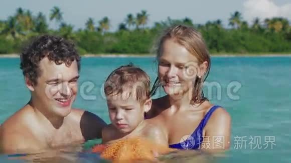 在海水中养海星的父母和儿子视频