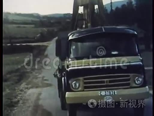 运输大钟的卡车