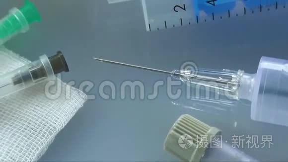 带针头的不同塑料一次性注射器视频