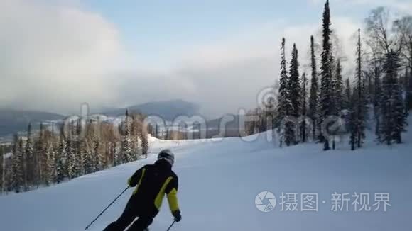 年轻的成人休闲滑雪者在寒冷的冬天享受田园诗般的完美天气。 独自在精心设计的滑雪板上滑雪