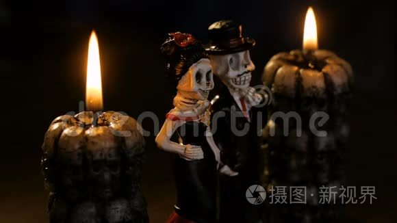 万圣节的图像上有一个古老的头骨上燃烧的蜡烛
