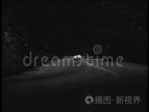 摩托车警察在乡间公路上追逐跑车