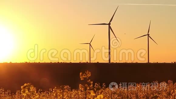 风力涡轮机在日落天空背景下，能源发电机自然友好。