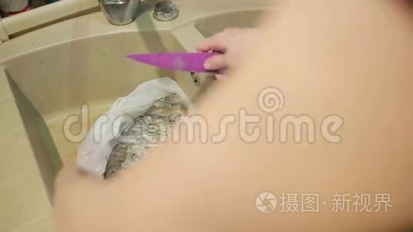 用刀子清洗鱼鳞视频