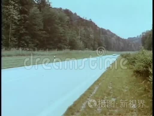 汽车在乡村公路上疾驰