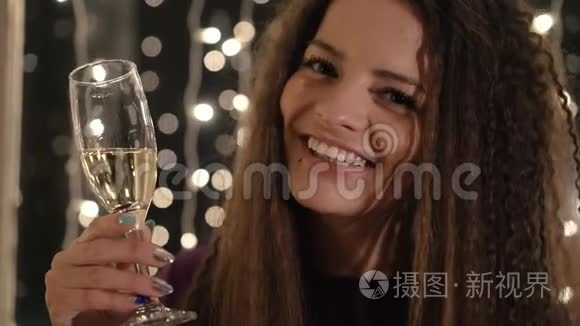一杯香槟庆祝新年的女孩视频