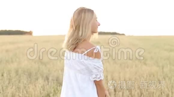 优雅乡村女性美丽服饰步行场视频