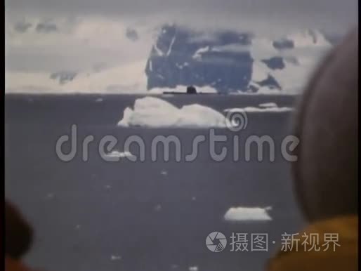 冰山漂浮的潜艇的广角镜头视频