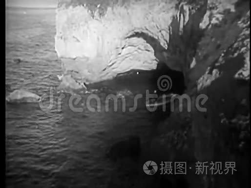 划艇离开石窟的高角度视角视频