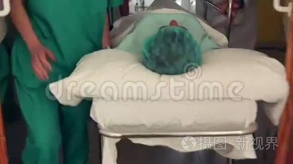 医生和护士把病人推到床上视频