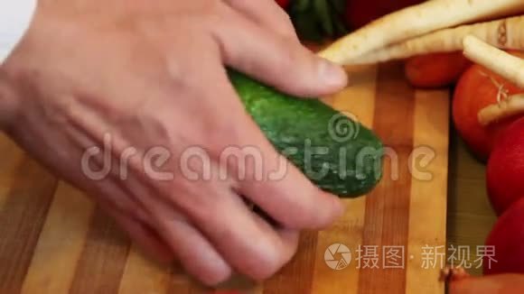 打开一个牛油果切块视频