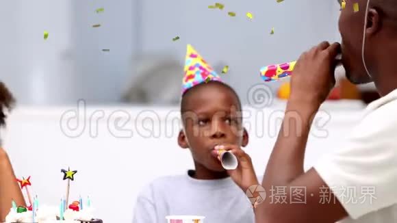 家人庆祝生日聚会视频