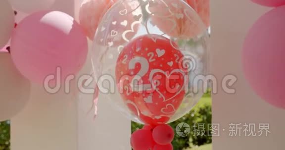 氦气球庆祝两周年视频