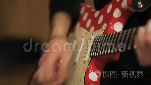 玩红白电吉他的人的手视频