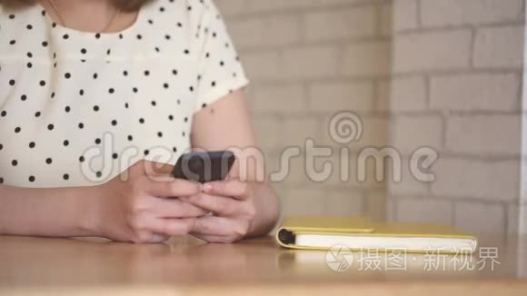 在桌上的咖啡咖啡厅用平板电脑拉近女人的距离