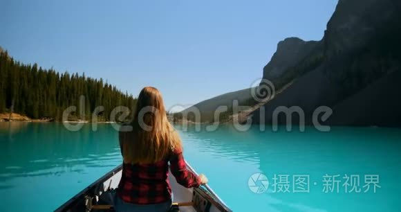 女人在农村划船视频