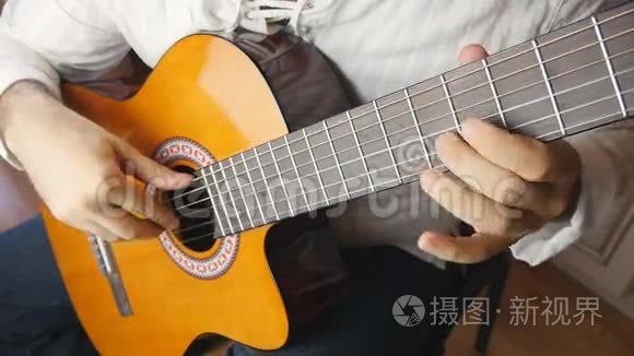 音乐家用慢动作演奏古典吉他视频
