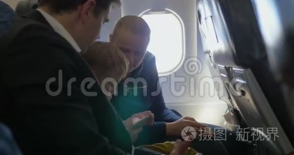 父母和小儿子乘飞机旅行视频