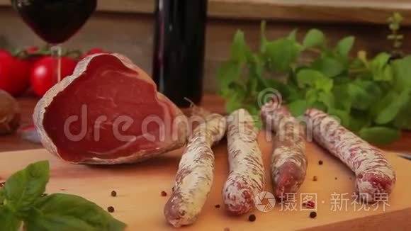 烤肉和香肠放在木板上视频