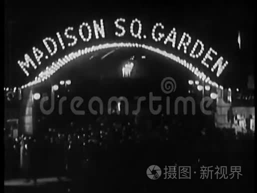 20世纪30年代霓虹灯麦迪逊广场花园广场下的人群