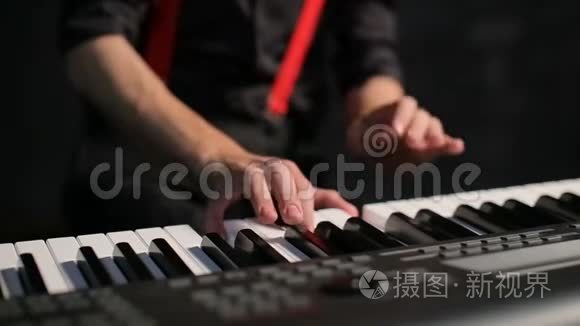 年轻的男音乐家弹钢琴视频