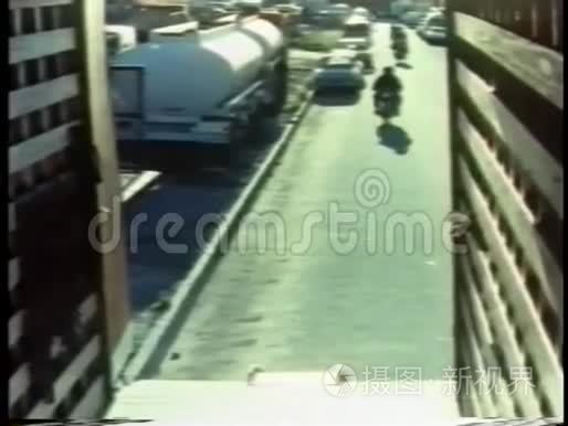 骑摩托车的人开进卡车的后部视频