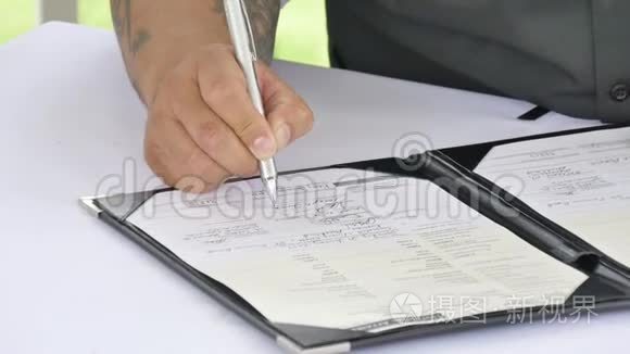 签署结婚登记册或客册视频