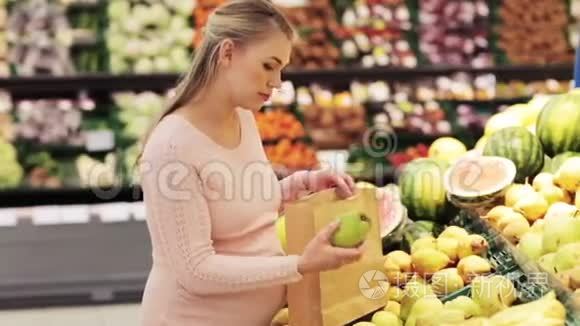 带包的孕妇在杂货店买梨视频
