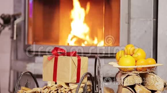 精美的壁炉，礼品和橙色装饰为圣诞节