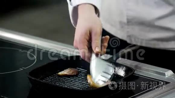 在煎锅里烤和煮肉