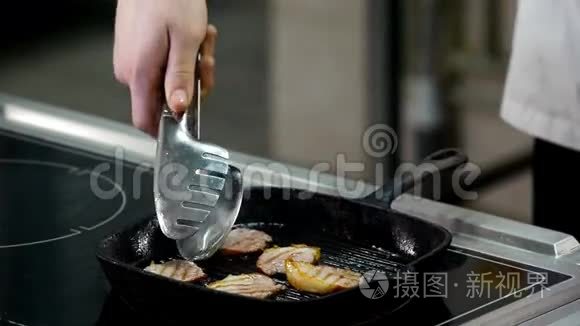 在煎锅里烤和煮肉