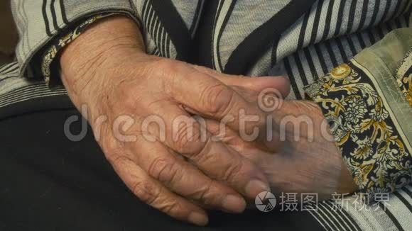 老年妇女按摩痛苦的手视频