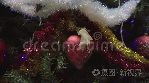 圣诞树上的装饰品视频