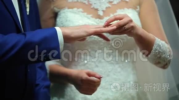两个白人新郎新娘交换结婚戒指视频