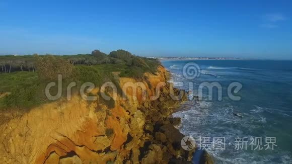 悬崖和大海的空中景色视频