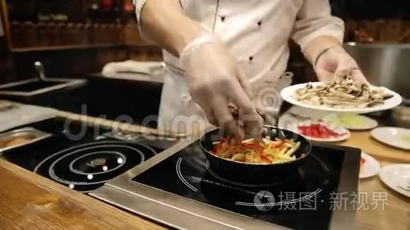 一家餐馆用平底锅煮烤菜视频