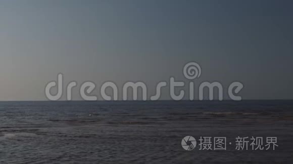 波罗的海海湾海滩，日落时有白色的沙子-4K视频，相机移动缓慢，内部稳定。