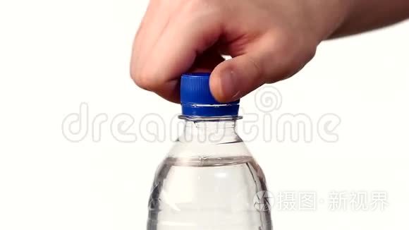 双手打开一瓶蓝色的淡水视频