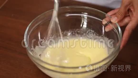 厨师鞭打搅拌奶油视频