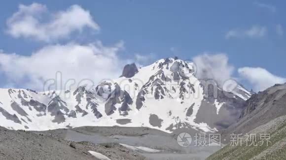 一座肮脏的雪山顶视频