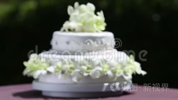 用兰花和珠饰婚礼蛋糕视频