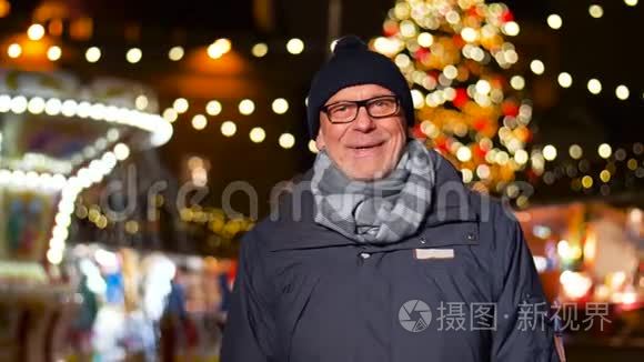 快乐的老人微笑圣诞市场视频