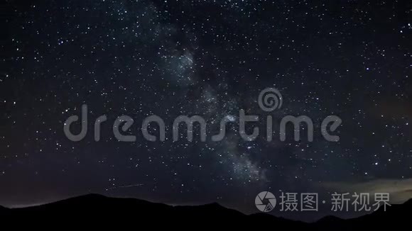 星星在夜空中飞过群山，时间流逝。 银河天文学。