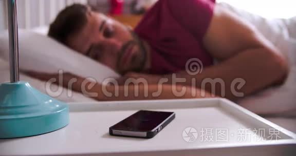 男人在床上醒来，检查手机上的信息