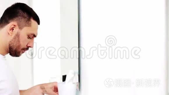 卫生间有牙线清洁牙齿的男子视频